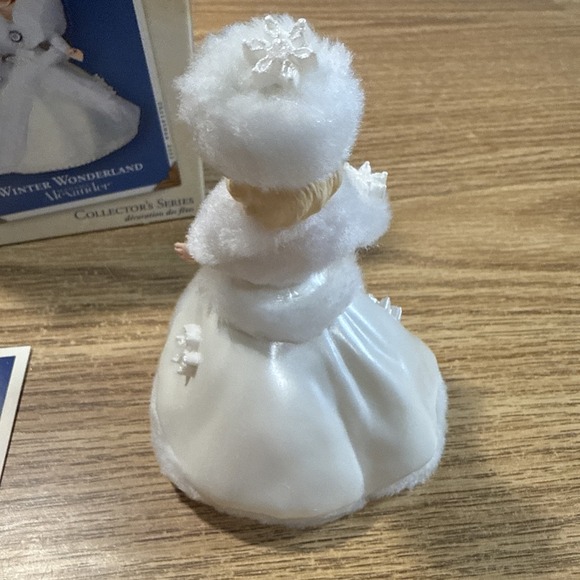 HALLMARK Keepsake 2002 Winter Wonderland Madame Alexander Collectors Series - Picture 7 of 9